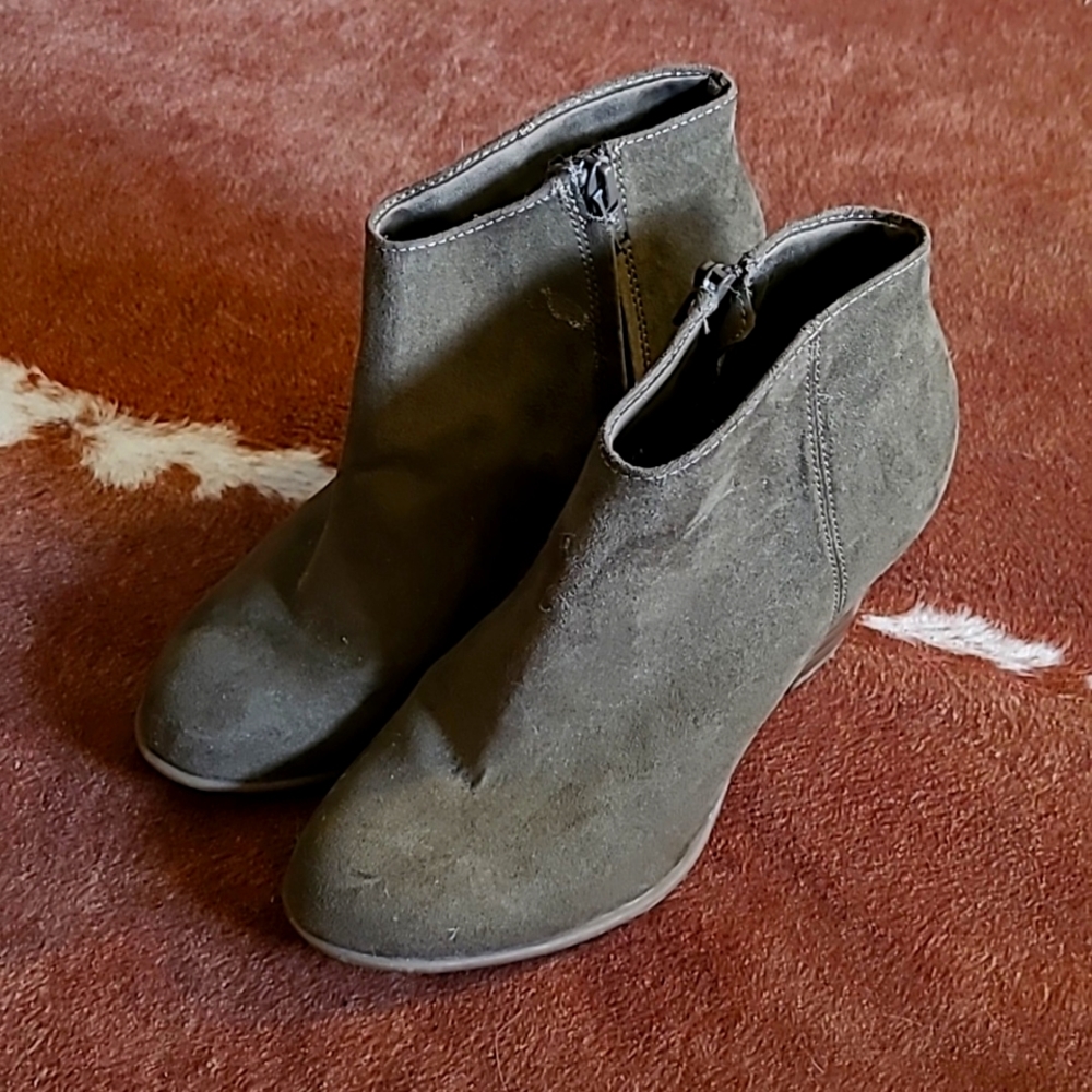 ⭐ $5 ⭐ Sage Green Heeled Ankle Boots Size 6